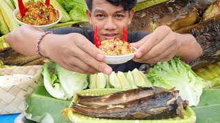 Eating grilled fish with feroniella lucida salad