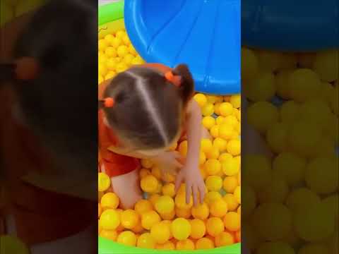 ¡Carrera de patinetas en la piscina! #shorts #shortskids #aventuras #vaniamania