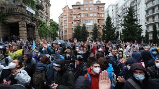 En Géorgie, les manifestants tentent d'empêcher le vote de la "loi russe" • FRANCE 24