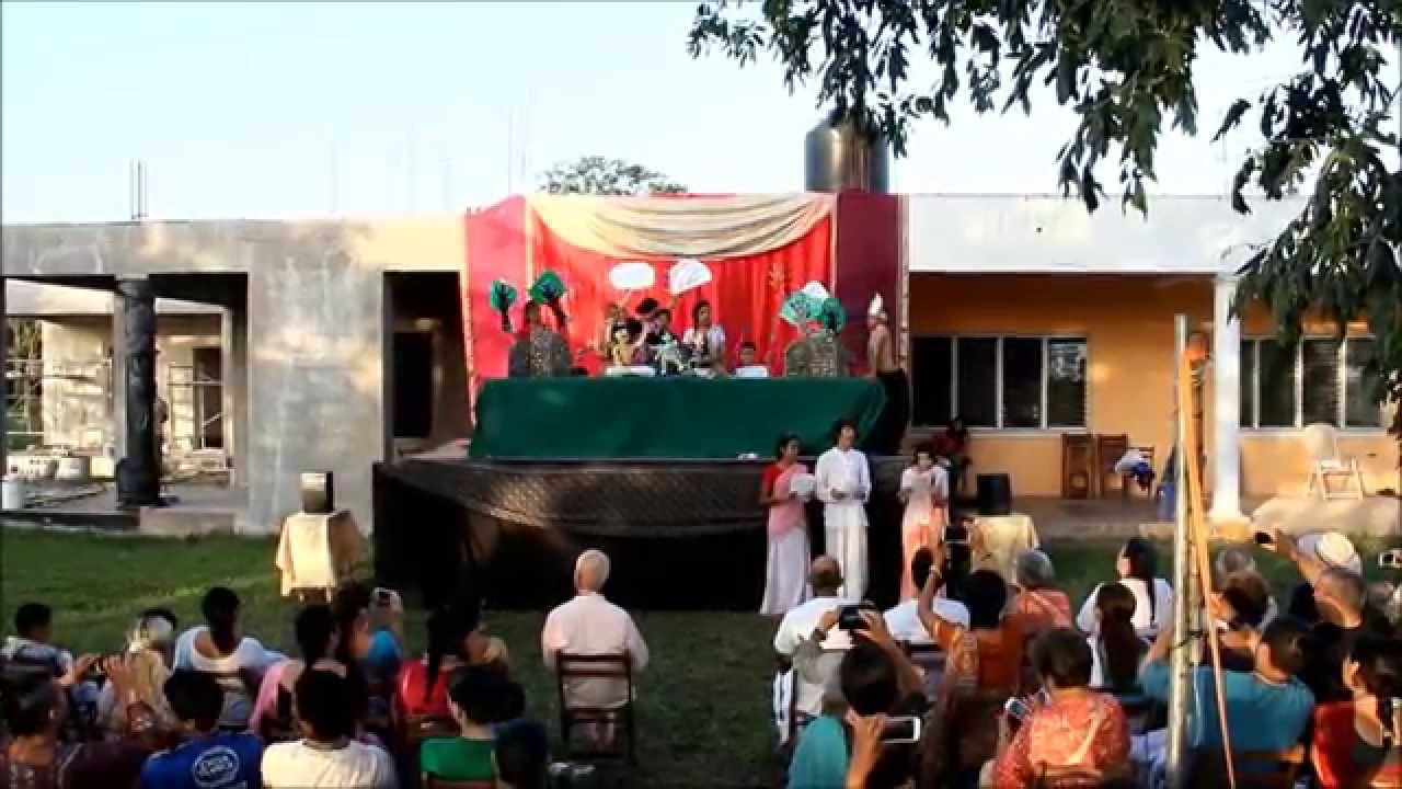 Obra de tìteres sobre el Advenimiento de Sri Krsna 1 de 3