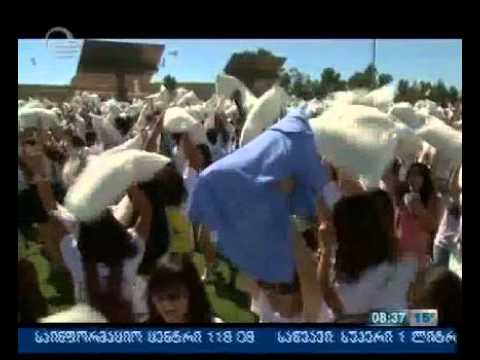 ახალი მსოფლიო რეკორდი   შერკინება ბალიშებით