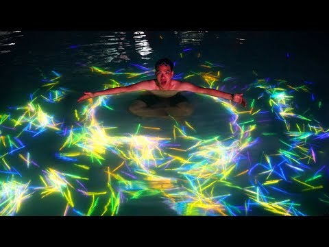 NTN - Thả Que Phát Sáng Xuống Bể Bơi (1000 Light Sticks Pool)