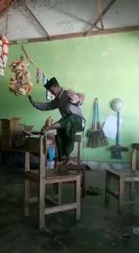Pecak silat unik lucu di atas kursi labu agentang