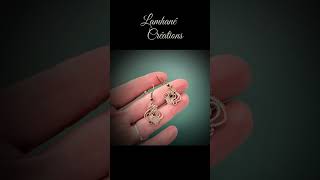 les mini boucles d'oreilles Lamhané