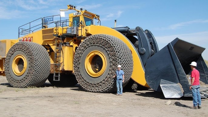 Biggest wheel loader in the world 70 yard super high lift LeTourneau L2350 - YouTube