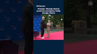 Thumbnail for Premijer Albanije klečeći pozdravio premijerku Italije Giorgiju Meloni