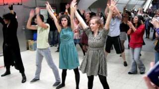 Flash Mob Dance in the Metro - Bilbao, Spain