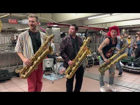 Joueur de saxophone endiablé dans le métro ! - Vidéo Dailymotion