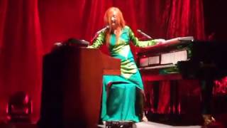 Tori Amos / Strong Black Vine - 09/28/2009 - Düsseldorf, GER / Tonhalle (480p)