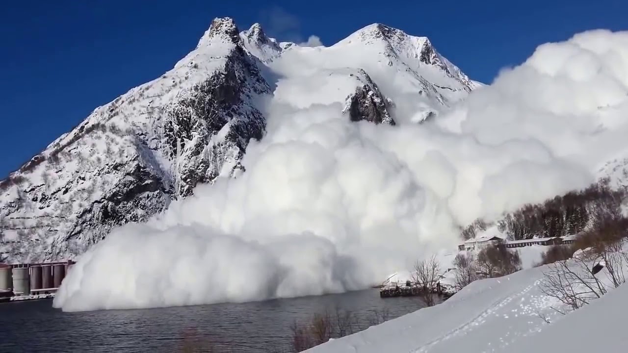 Снежные лавины в горах