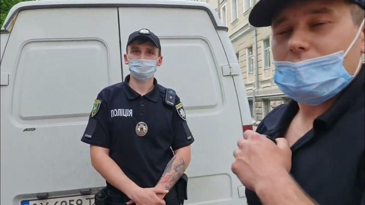 нахамил полицейскому