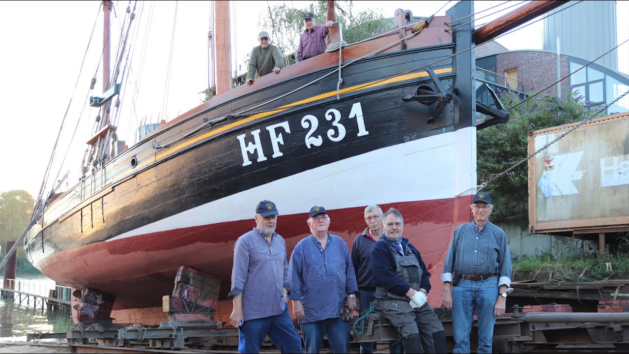 Hochseekutter LANDRATH KÜSTER nach Werftaufenthalt wieder am Liegeplatz in Finkenwerder