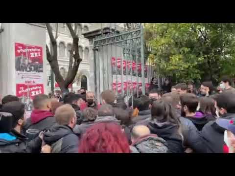 newsbomb.gr: Πολυτεχνείο - «Μάχη» ανάμεσα σε φοιτητές των ΕΑΑΚ και νεολαίων του ΣΥΡΙΖΑ στην πύλη