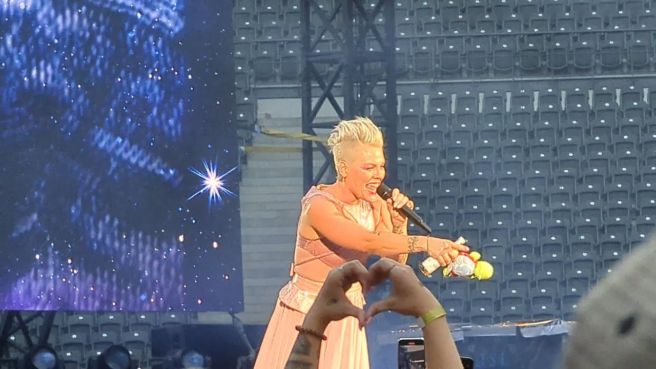 Pink - Just Give Me A Reason live in Berlin 2023 (4K) - YouTube