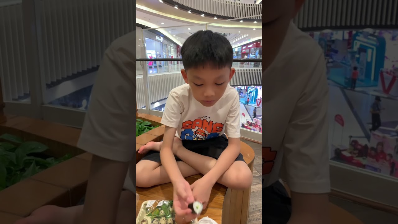 Chí Minh dẫn pá đi siêu thị ăn sushi #shorts