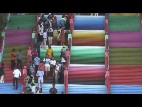 Video: Il Tempio Delle Caverne Di Batu In Malesia Ha Dipinto I Colori Dell'arcobaleno