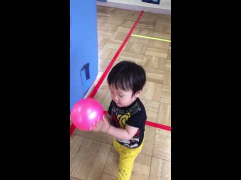 1歳4ヶ月児童館でボール遊び