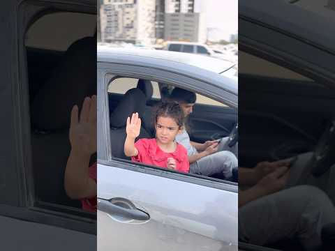 طفلة رضيعة طلبت النجدة والانقاذ من السيارة التي بجانبها