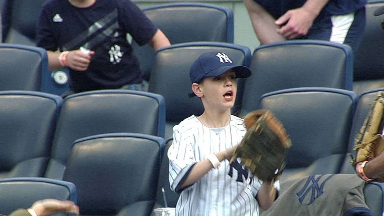 A young fan makes a great catch on foul ball YouTube