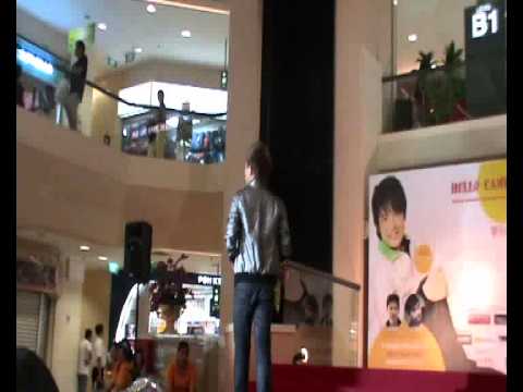Смотреть «Challenge the Celebrities 2010  - Bryan Teoh - 亲爱的小孩 LIVE» на YouTube