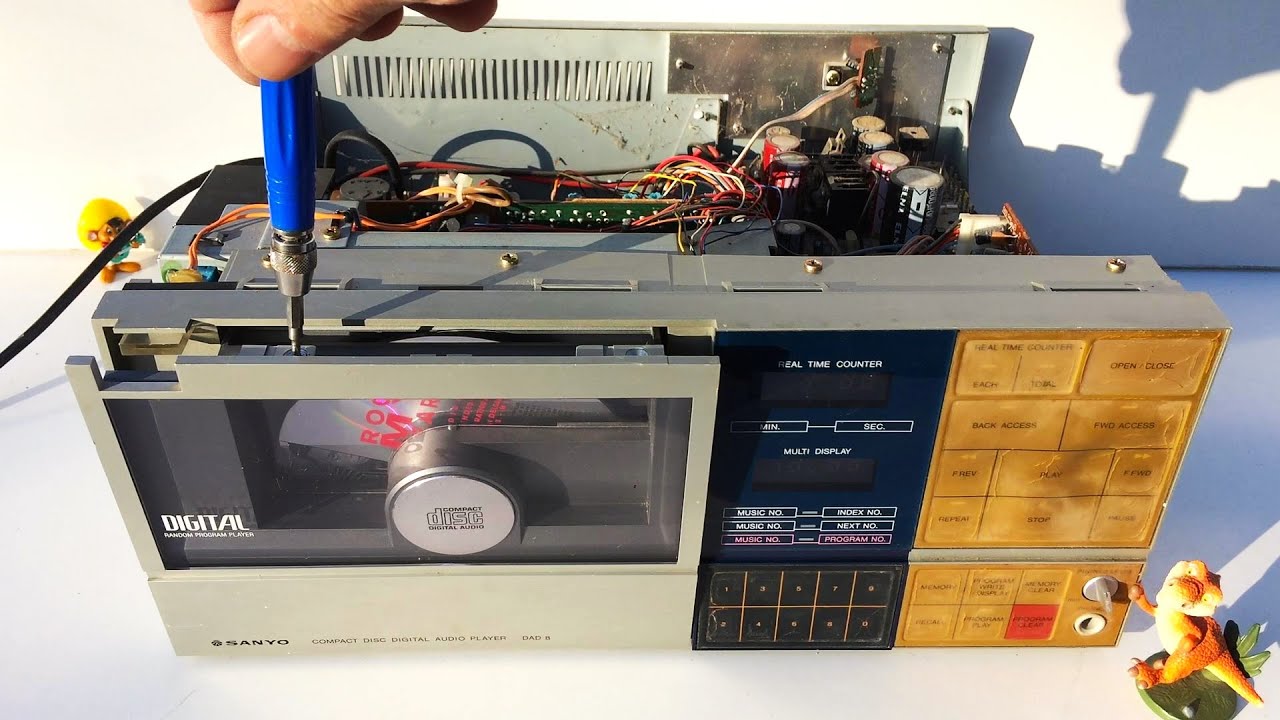 Sanyo DAD 8 CD player Vertical Loading Compact Disc First