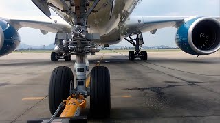 Máy bay đi lùi như thế nào?  Pushing Back An AIRBUS A350 Vietnam Airlines.