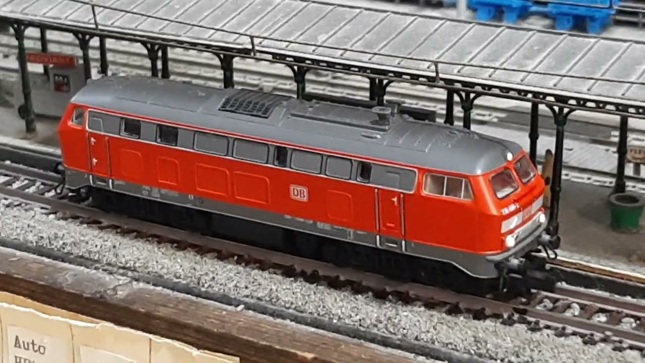 Die neue Minitrix 218 499-2, Artikelnr. 16823, im direkten Vergleich mit 218 206-1 von Fleischmann