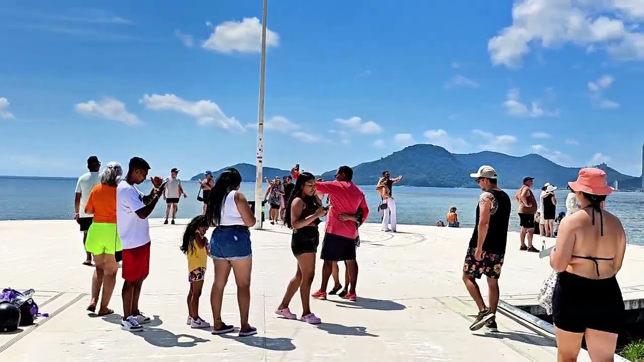 Очаровательная прогулка по пристани северного бара в ...