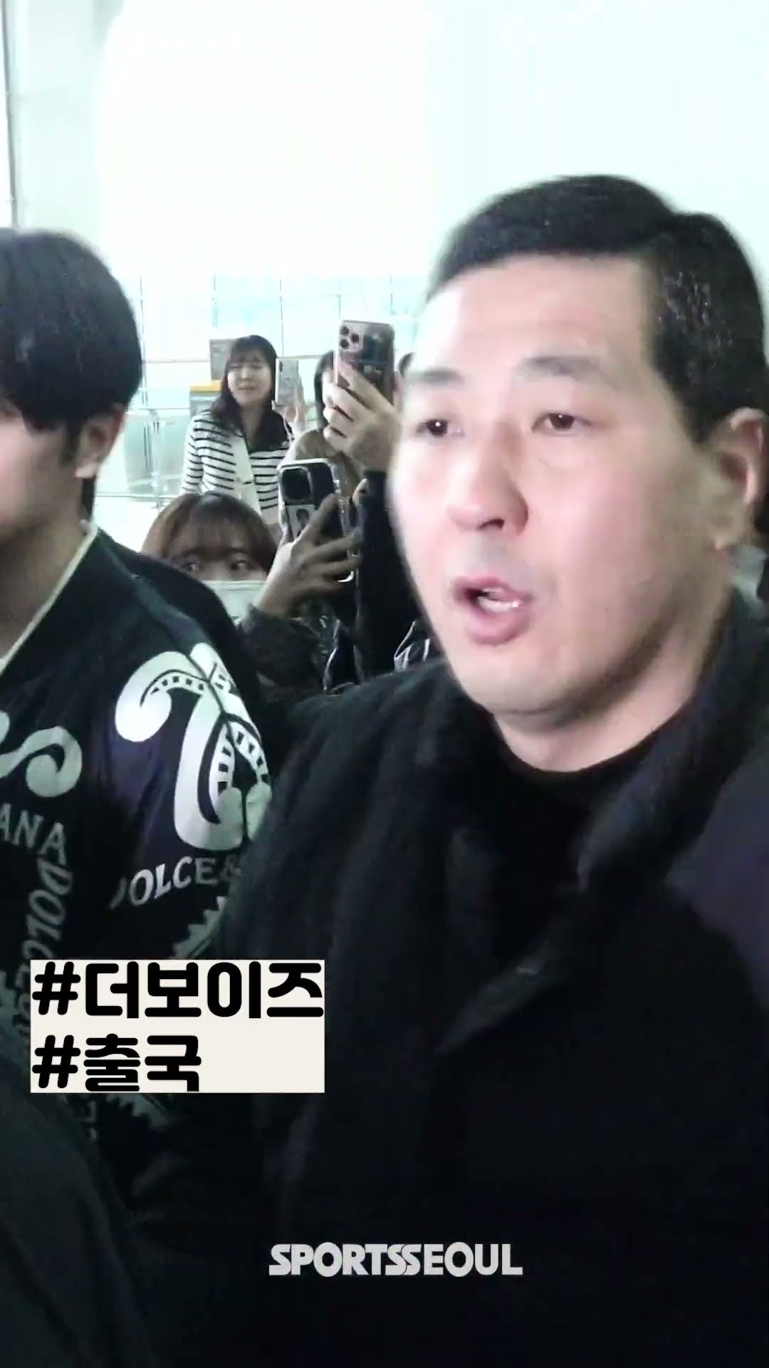 사고 날까 봐 노심초사..더보이즈 아찔한 출국길
