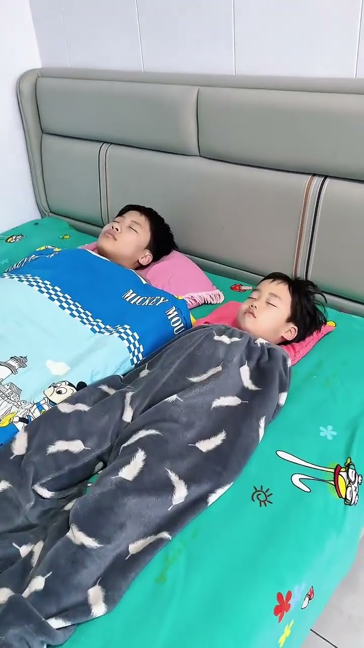 为了防止弟弟踢被子，哥哥也是煞费苦心！#Cute baby#Cute#呆萌小米宝#聪明宝宝#萌娃