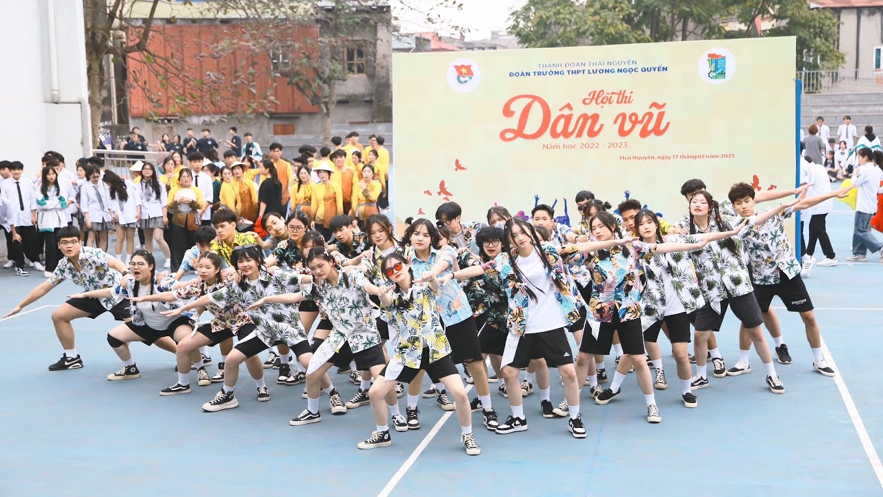 Tiết mục “Chuyến bay tuổi trẻ” của Chi đoàn 11A10K76 - THPT Lương Ngọc Quyến