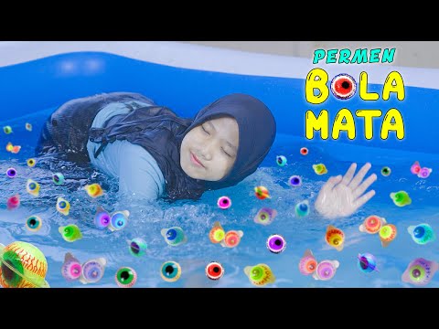 Dinda Berenang Dikolam Permen Bola Mata