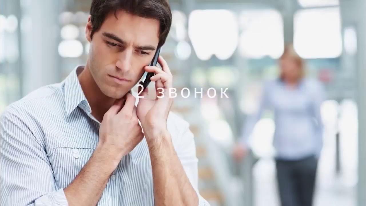 Мужчина говорит по телефону. Каждый день звонить парню. Каждый день звонить парню. Мужчина звонит. Звонит по телефону.