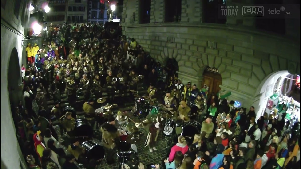 Schügumugger Ämme - Rythmus (Hornpub) Rathaustreppe (Luzerner Fasnacht 2023)