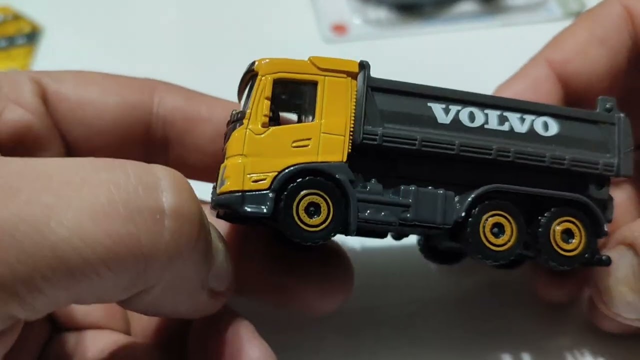 Unboxing diecast scale model Majorette Volvo FMX Tipper Construction