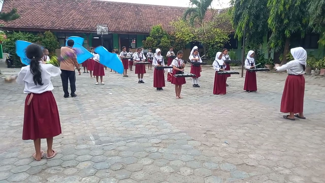 Latihan drumband pada ekstra kurikuler drumband #sekolah #drumband #marchingband #kids 