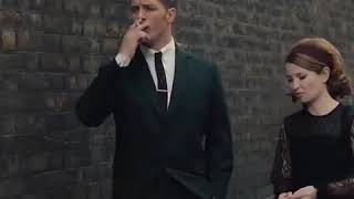 Kadinin Arkasindan Sigara Atan Kadin