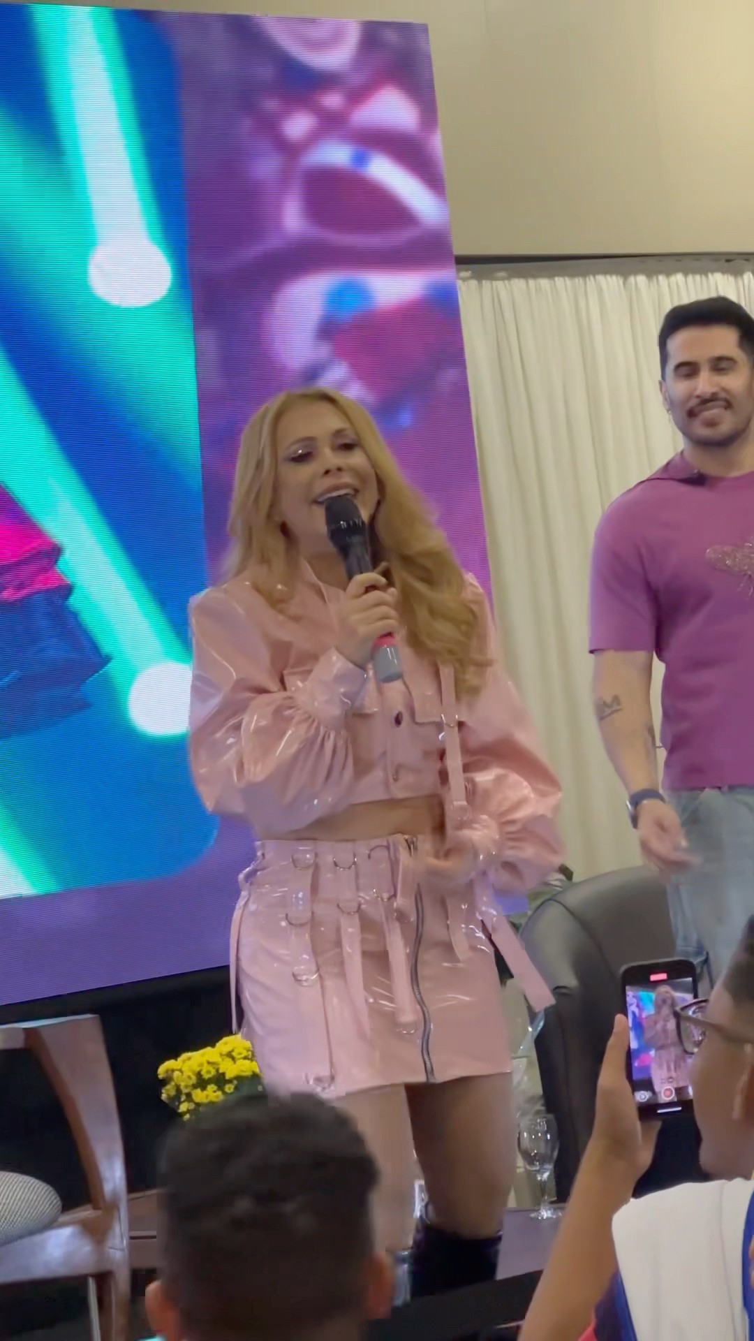 Joelma surpreende e canta Amor não te Esqueci em coletiva com fãs