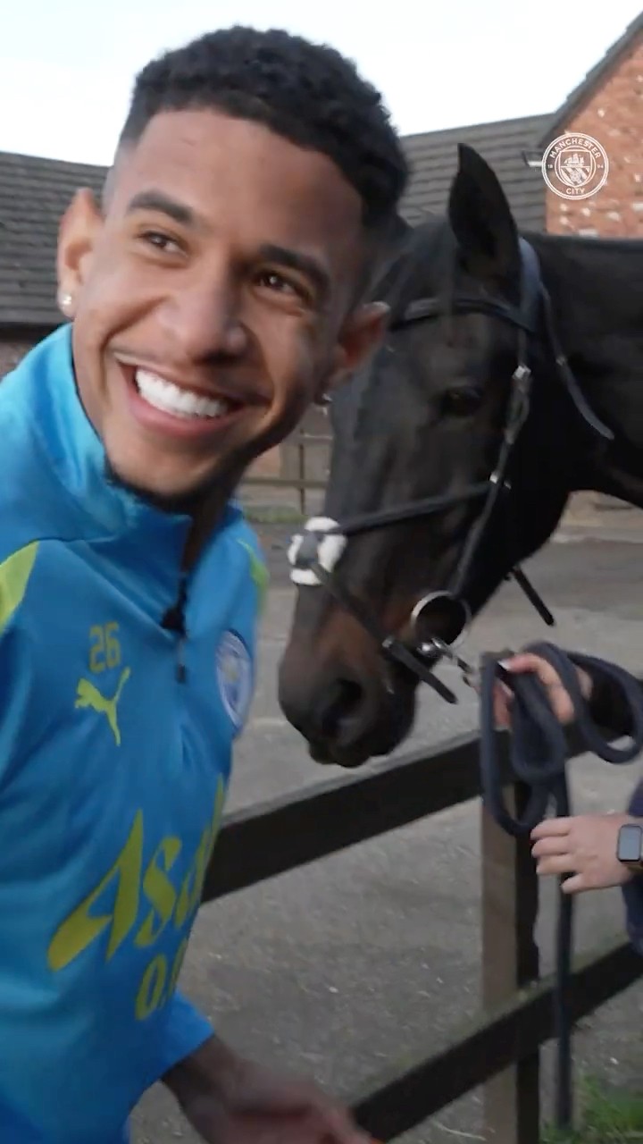 ? Horse nearly bites Savinho’s hand! ?  #mancity #savinho #horse
