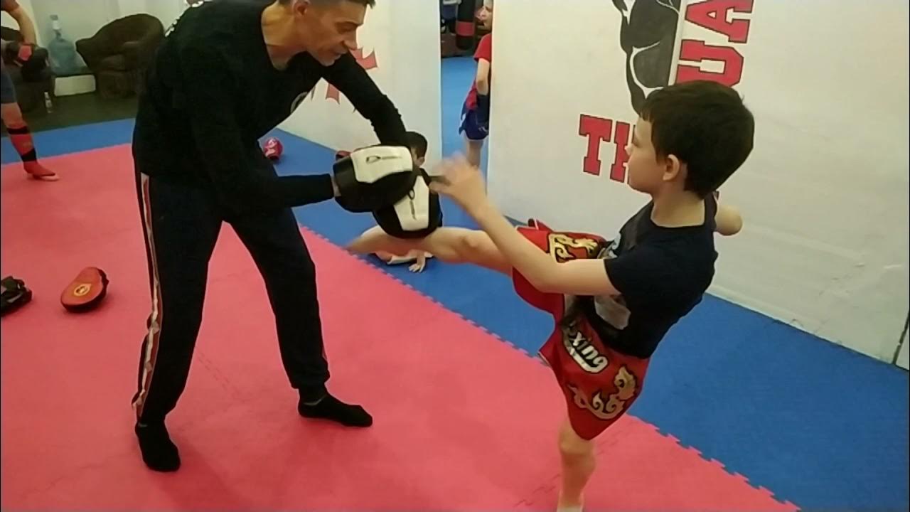 Кикбоксинг для детей, тренировка в младшей группе. - YouTube