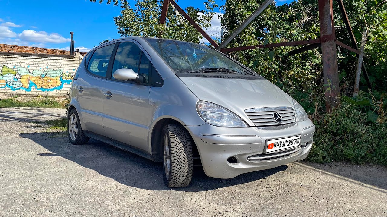 При создании этого автомобиля не думали, что его придётся ремонтировать ...