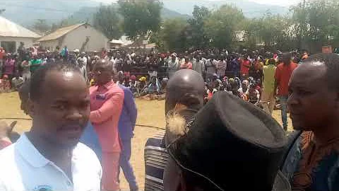 AMANI MWASOTE AKIIMBA KWENYE MSIBA WA EPHRAIM MWANSASU VIWANJA VYA ILOLO-ISANGA MBEYA