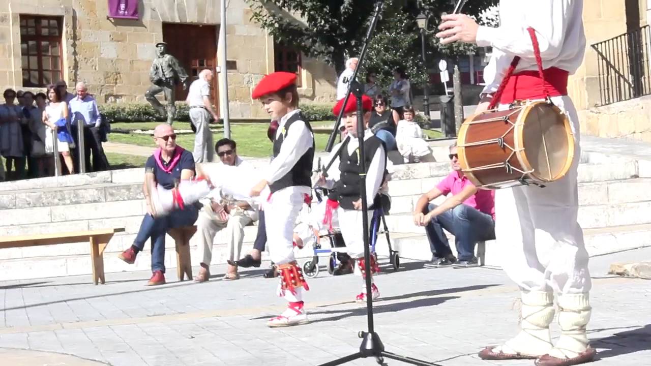 Dantzaren transmisioa plazan: Iurreta 2016