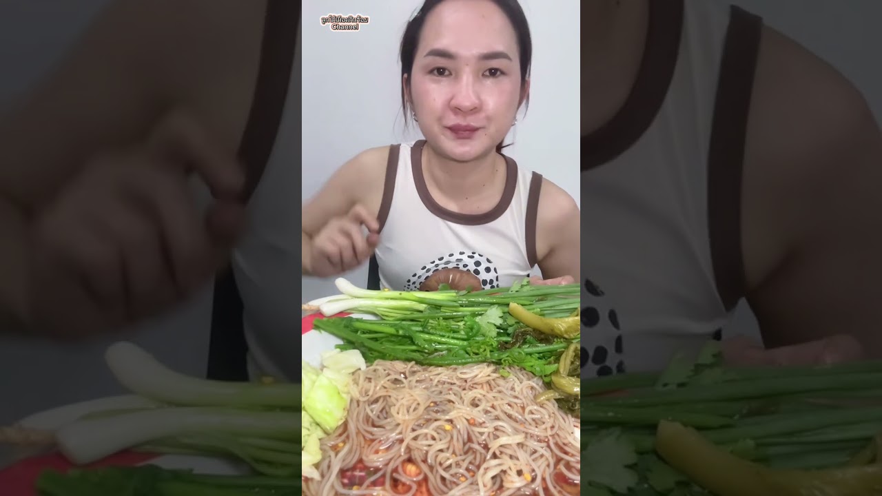 ขนมจีนน้ำปลาร้าหรือข้าวปุ้นซาวนัวโหน่งเข้มข้น ยอดผักกูด กระหล่ำปลีลวกหวานๆ เข้ากันขนาดจ้า