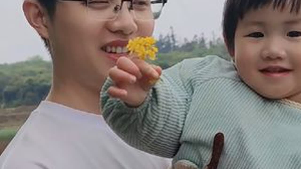 90后小夫妻日常:罗博士跟我回村了，他钓鱼我挖野菜 