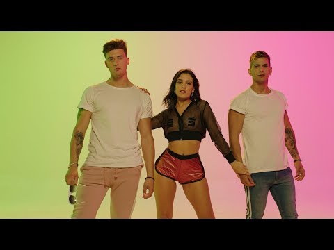 Juan y Rafa x Lucía  - Pasarela (Official Video)