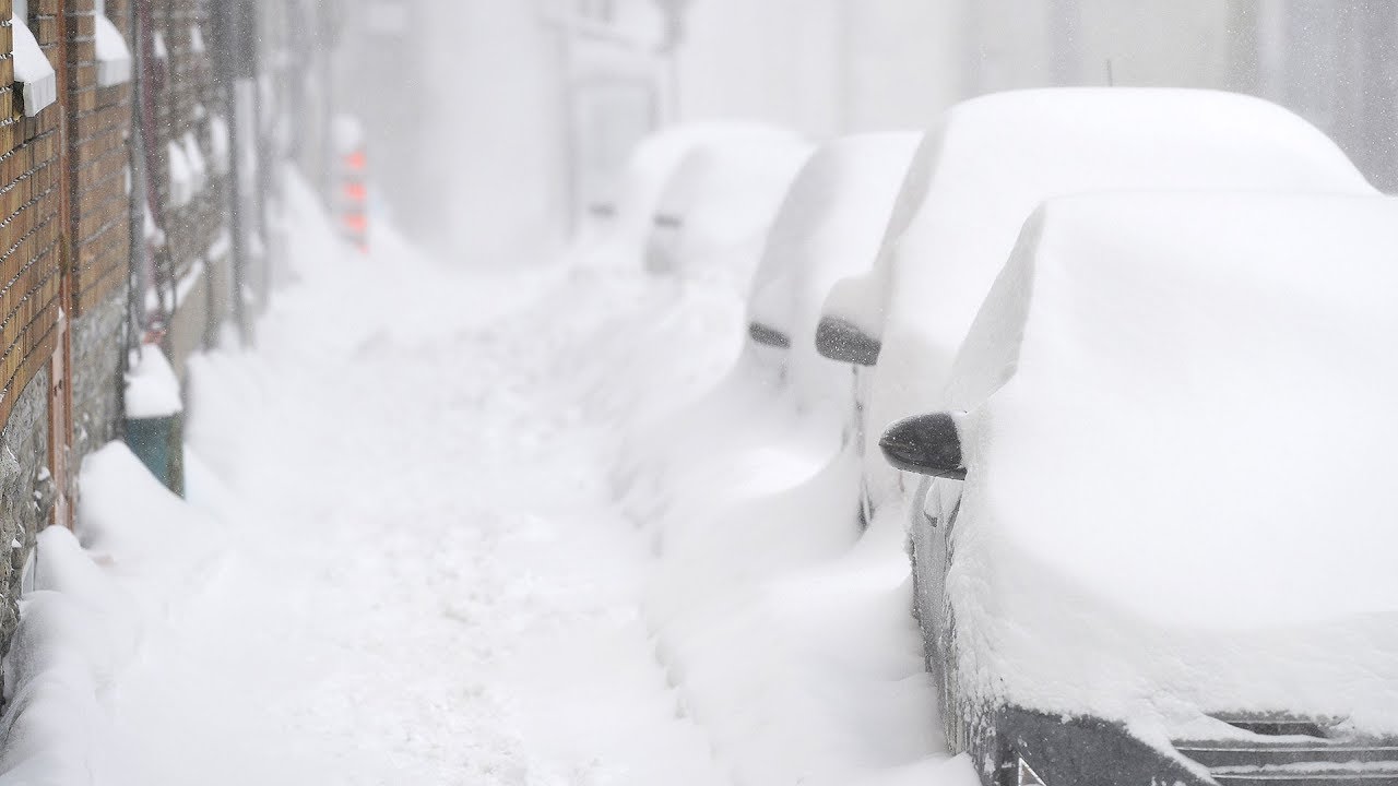 Tempte de neige la chausse glissante et les forts vents perturbent les dplacements