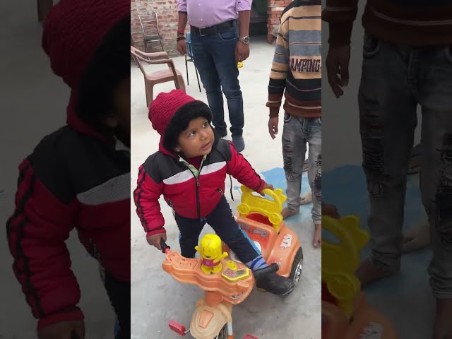 Dadi aur family ke sath Chhat pe Cycle chala rahe hai Ayaan Babu🥰🤪 #cute #baby #cycling #dadipota class=