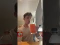 شاب يشرب كوب كبير من الفانتا