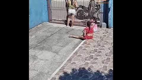 vídeo mostra 2 pessoas tentando sequestrar 2 crianças